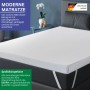 Weißer Arensberger Gelschaum Topper 120x200cm auf Matratze, mit Befestigungsbändern.