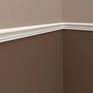 Weiße PROFHOME Wandleiste/Stuckleiste (200cm) an einer Wand montiert.