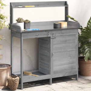 Grauer Pflanztisch aus Tannen-Massivholz mit verzinkter Arbeitsplatte, Schrank, Schublade und Ablagen. Ideal für Gartenhilfsmittel.