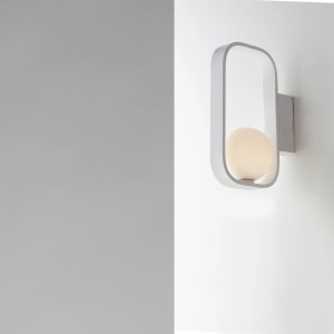 Moderne, weiße Wandleuchte Roxy von Luce Design mit Glas-Diffusor, 15x10x24 cm.