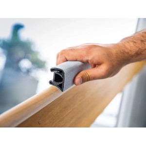 Hand schleift Holz mit LUX-TOOLS Mehrflächen-Schleifblock. Schleifmittel für Flächen und Kanten.