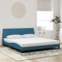 Blaues Samt Bett mit Matratze (180x200 cm) im Schlafzimmer.
