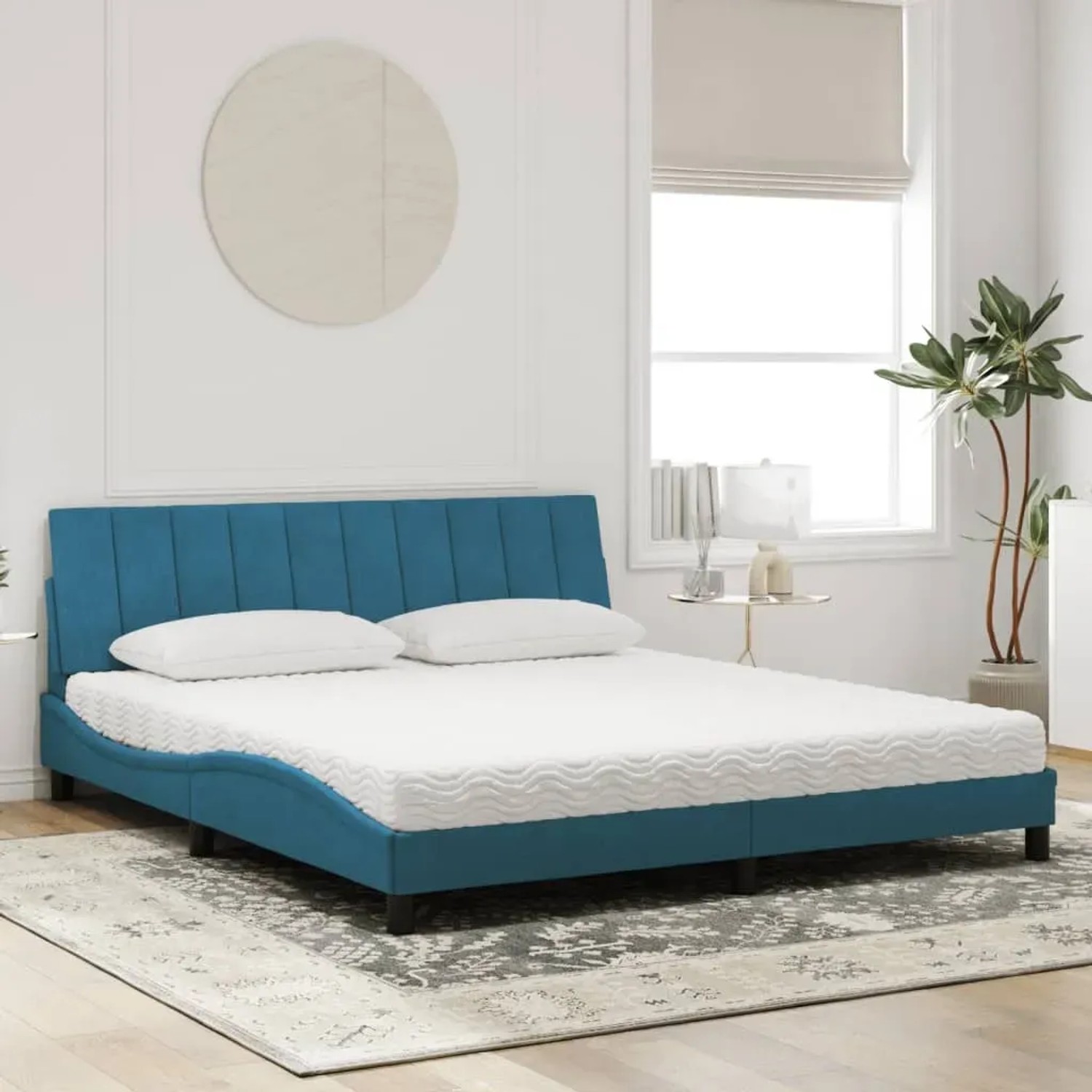 Blaues Samt Bett mit Matratze (180x200 cm) im Schlafzimmer.