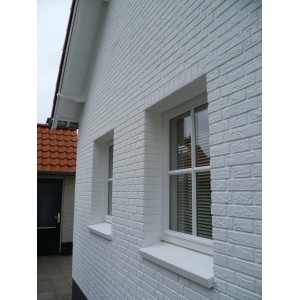 Hauswand mit weißen Elabrick Verblendern Dover. Naturgetreue Optik mit den weißen Verblendern.