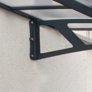 Detailaufnahme: Graues Palram Canopia Vordach Amsterdam, Befestigung an der Wand.