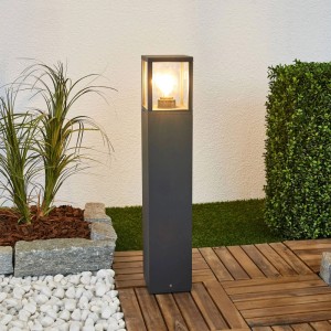 Moderne Lucande Außenleuchte Klemens in Schwarz. Eckige Wegeleuchte aus Aluminium für den Garten.