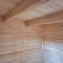 Innenansicht Gartenhaus Taro A: Wände und Decke aus hellem Fichtenholz. Holz-Gartenhaus mit Schneelast 1,5 kN/m².