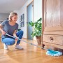 Frau wischt Boden mit Leifheit Clean Twist Disc Mop Ergo Reinigungsgerät.