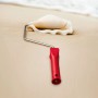 Farbe „Sand“ mit Farbroller auf Sandstrand und Muschel. Schöner Wohnen Trendfarbe.