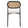 2er Set: Beige Esszimmerstühle mit Rattan-Lehne und schwarzem Stahlgestell.