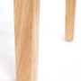 Helles Holzbein eines MCW Esszimmerstuhls M37, mit sichtbarer Maserung.