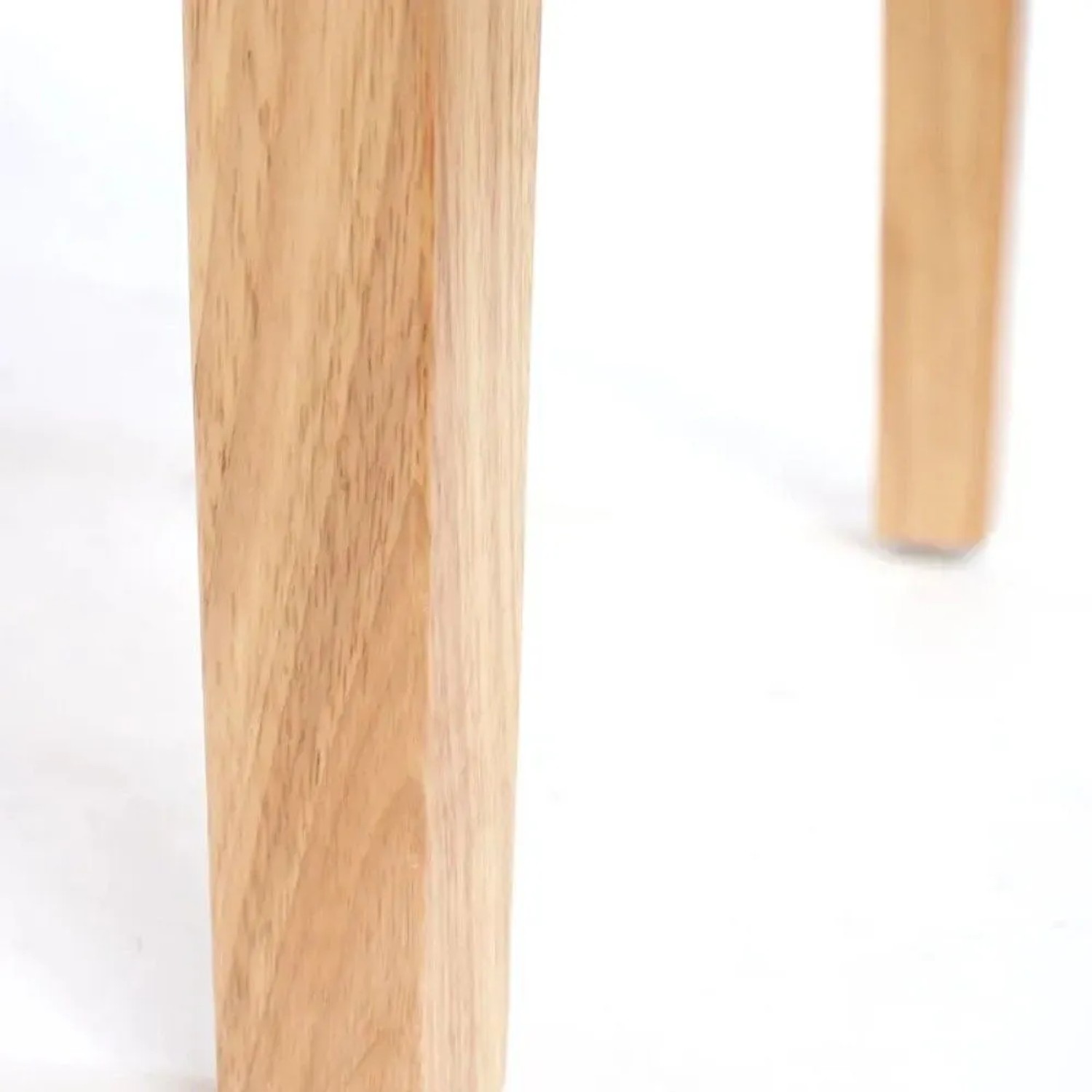 Helles Holzbein eines MCW Esszimmerstuhls M37, mit sichtbarer Maserung.