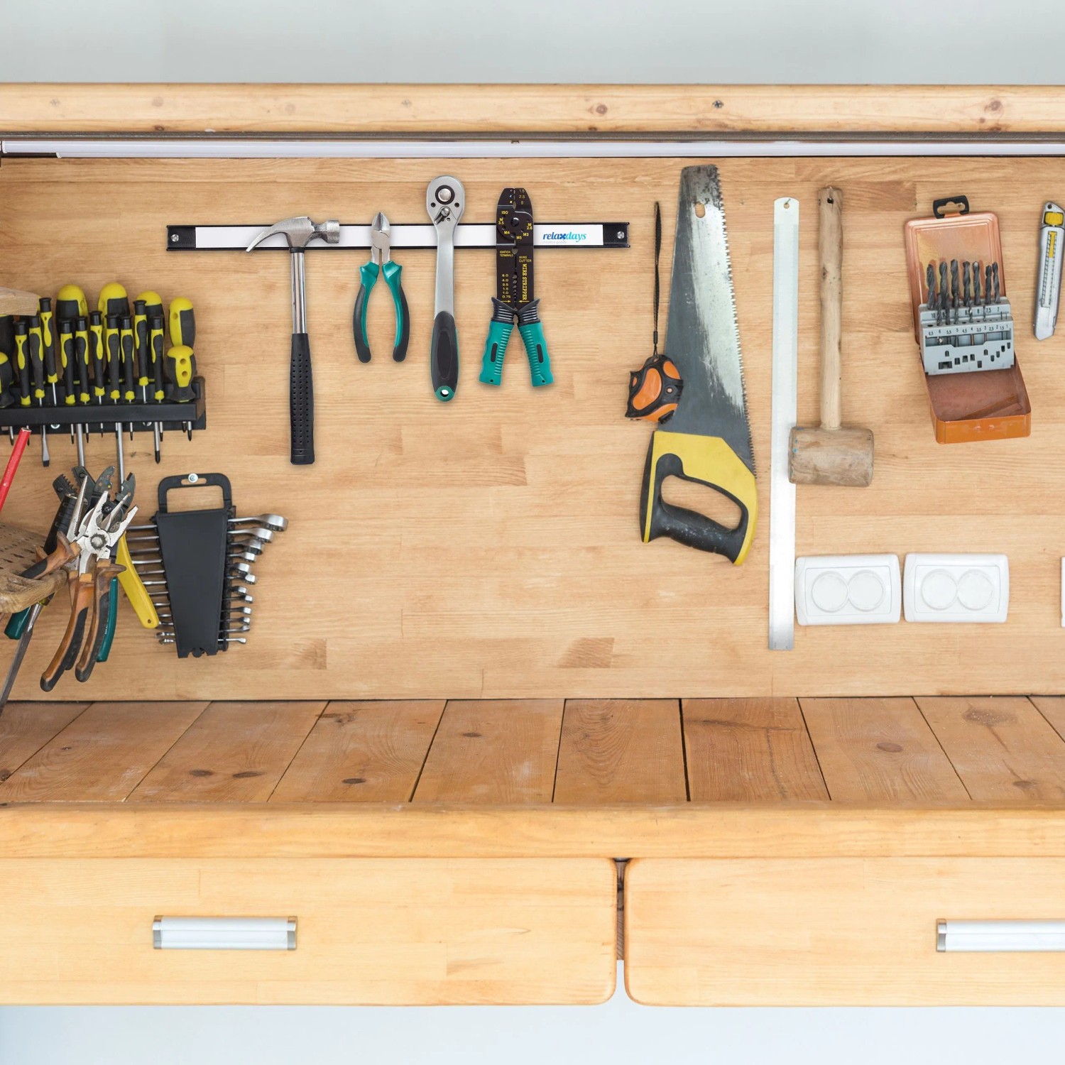 Relaxdays Werkzeugmagnetleiste aus Stahl, Schwarz/Weiß, an Holzwand. Hält Werkzeuge wie Hammer, Zange in organisierter Werkstatt.
