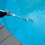 Pool-Handsauger im Einsatz: Akku-Poolsauger reinigt Pool von Schmutz.