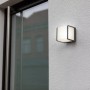 Lutec LED-Außenwandleuchte Doblo klein, kubische Form, anthrazitfarben, warmweißes Licht.