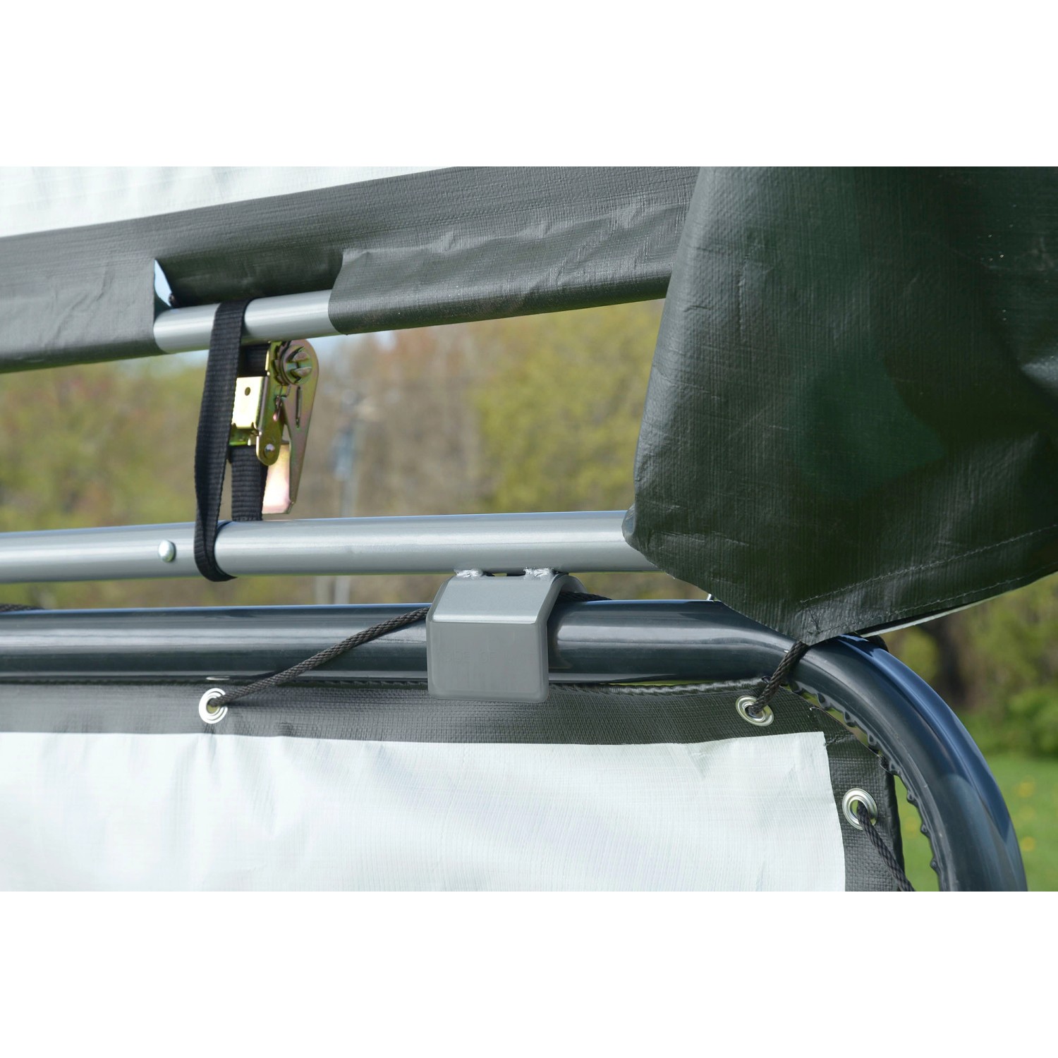 Detailaufnahme: ShelterLogic Seitenverkleidung für Pferdestallüberdachung, grüne Plane, Befestigung.