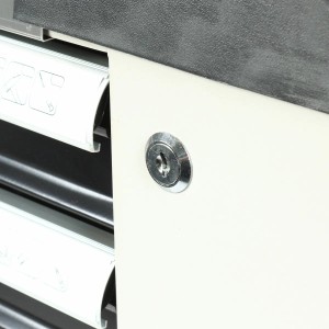 Detailaufnahme: Schloss an Schublade des Mephisto Werkzeugwagens.