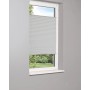 Hellgraues Thermo-Spannplissee Toledo 60x130 cm am Fenster montiert.