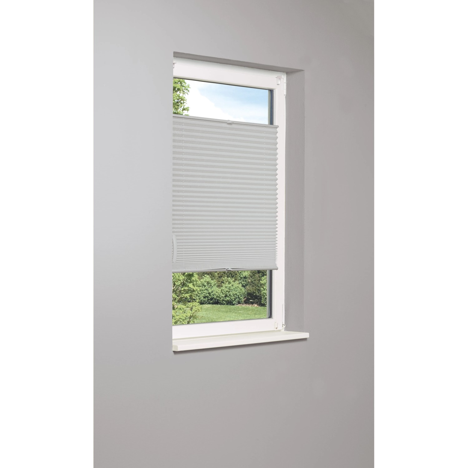 Hellgraues Thermo-Spannplissee Toledo 60x130 cm am Fenster montiert.