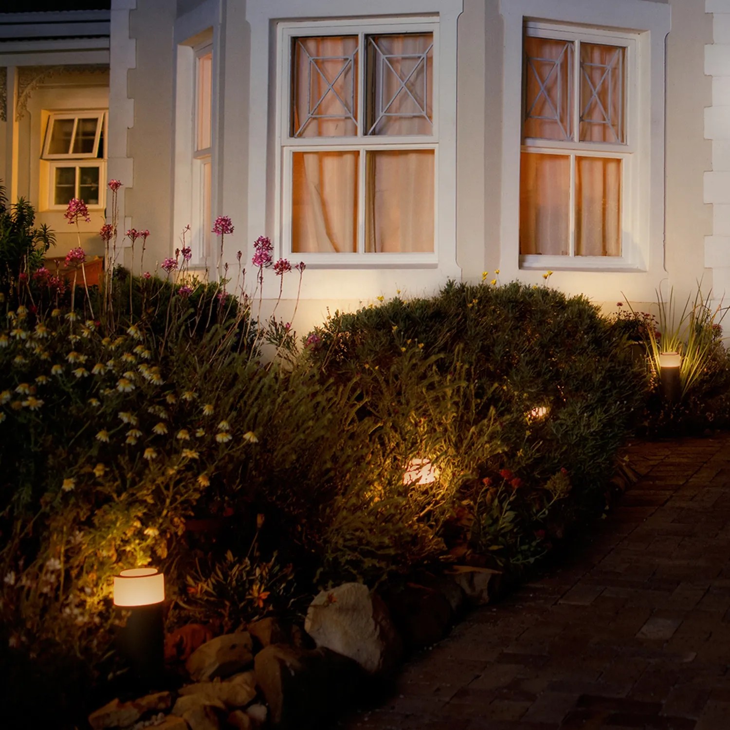 Philips Hue Calla Sockelleuchte, Erweiterung für den Garten, warmweißes Licht.