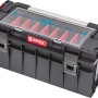 QBRICK Werkzeugkoffer PRO 600 Profi, schwarzer Werkzeugkasten mit transparentem Deckel und roten Fächern.