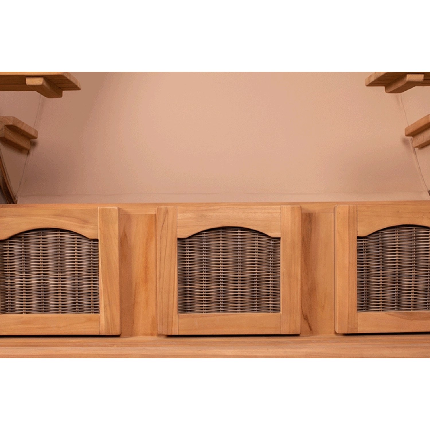 Detailansicht des GarWoh Strandkorb Rantum Grande XXL Teak mit PE Grey Geflecht und Bullaugen.