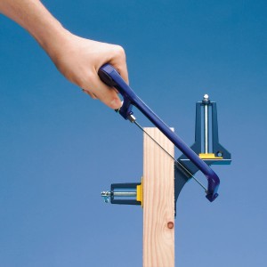 LUX Gehrungszwinge Classic beim Spannen eines Holzstücks im 90° Winkel.