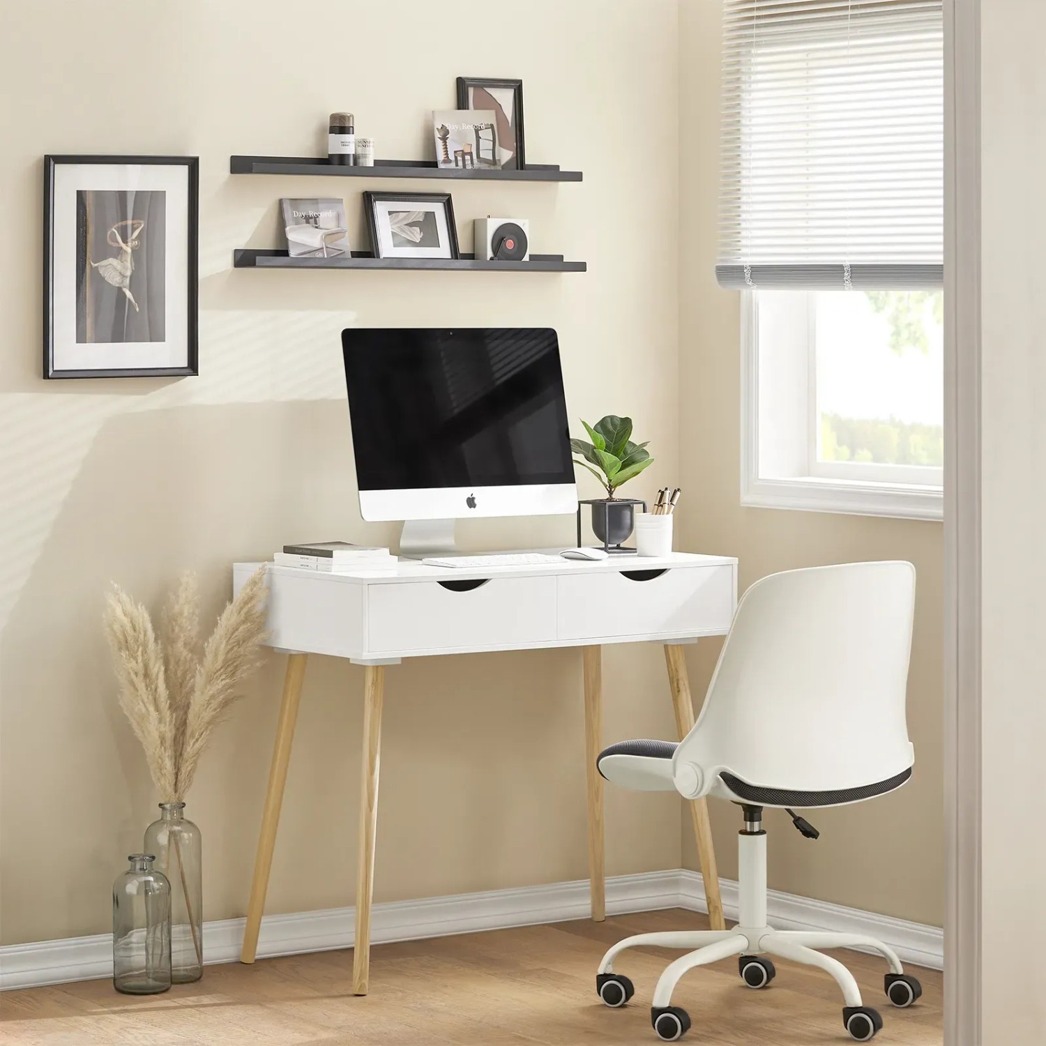 SoBuy Schreibtisch FWT40-WN mit 2 Schubladen, Kiefer/Weiß, im Arbeitszimmer.