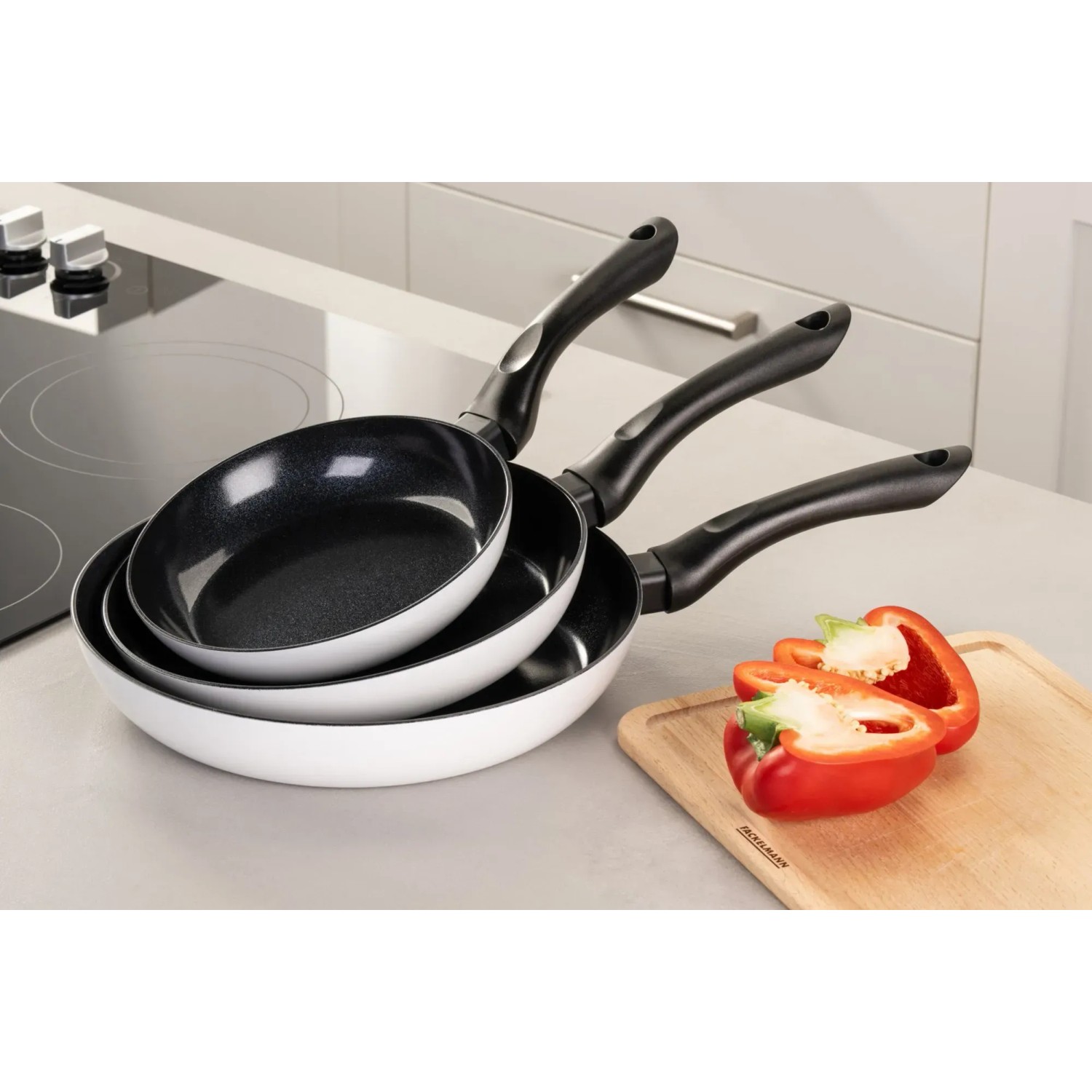 Fackelmann Pfannen Set Arcadalina, 20 cm, Keramik, mit weißer Außenseite und schwarzen Griffen.