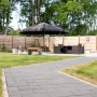 Verlegtes Diephaus Pflaster Mika Anthrazit 30x20x6 cm im Garten mit Möbeln.