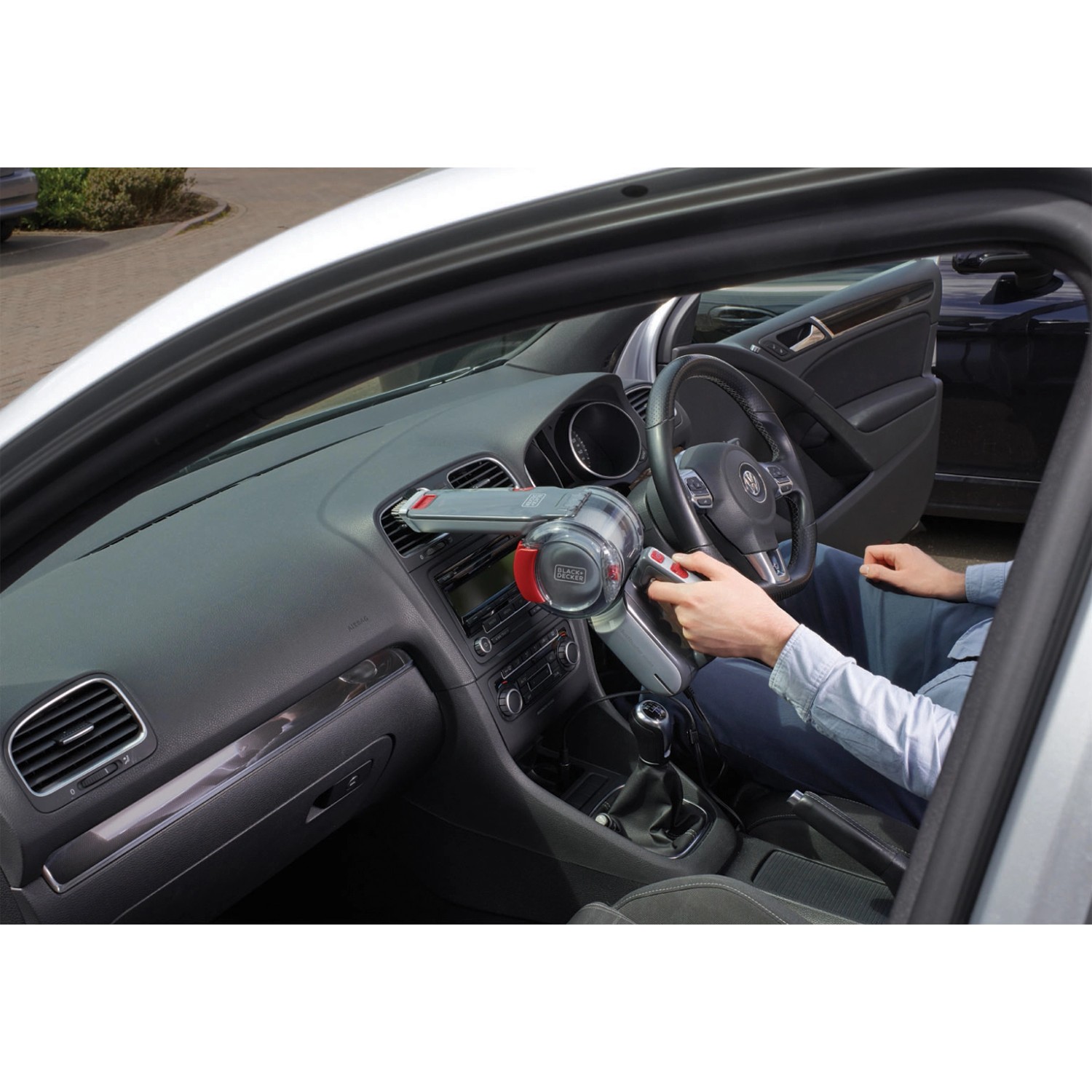 Black+Decker Autosauger Dustbuster Pivot PV1200AV im Einsatz im Auto.