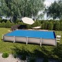 Blaues OK-Living Solarfolie 600 cm Pool Abdeckung auf Rechteckpool im Garten.