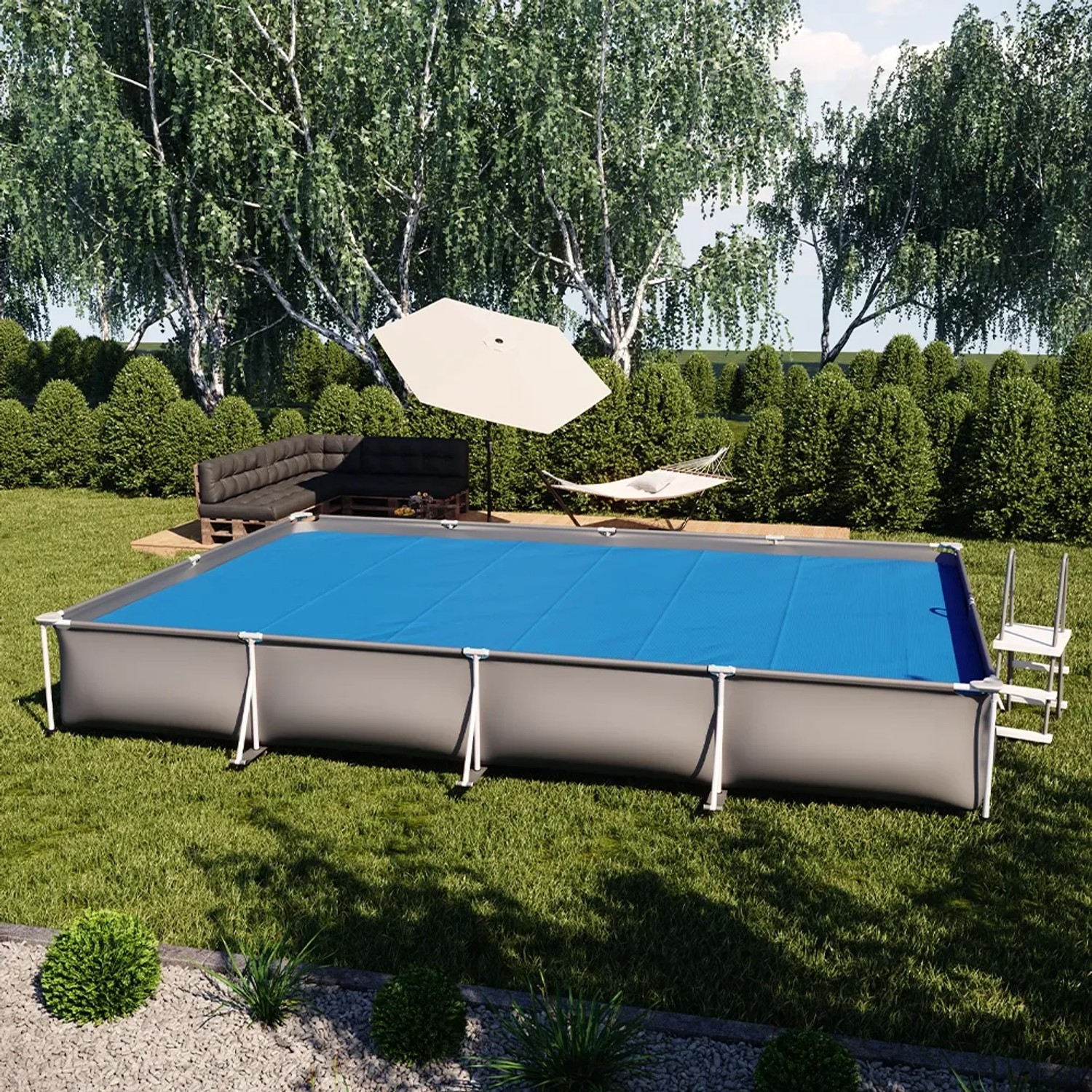 Blaues OK-Living Solarfolie 600 cm Pool Abdeckung auf Rechteckpool im Garten.