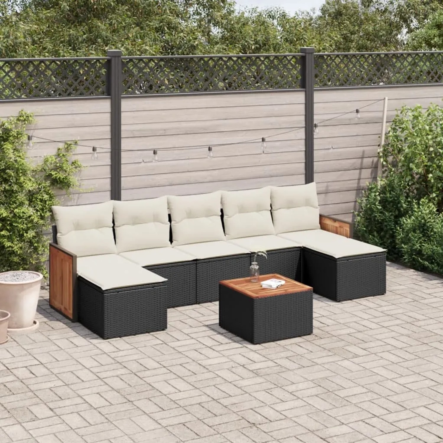 Schwarze 8-tlg. vidaXL Garten-Sofagarnitur mit cremeweißen Kissen und Akazientisch auf einer Terrasse.