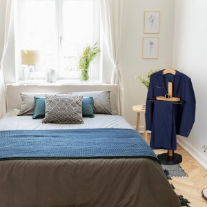 Relaxdays Herrendiener Bambus Metall Schwarz Natur Freistehend mit Ablage 109 cm x 48 cm x 30 cm 7 kg