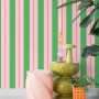 ESTAhome Vliestapete mit grünen und rosa Streifen an einer Wand, umgeben von moderner Dekoration.