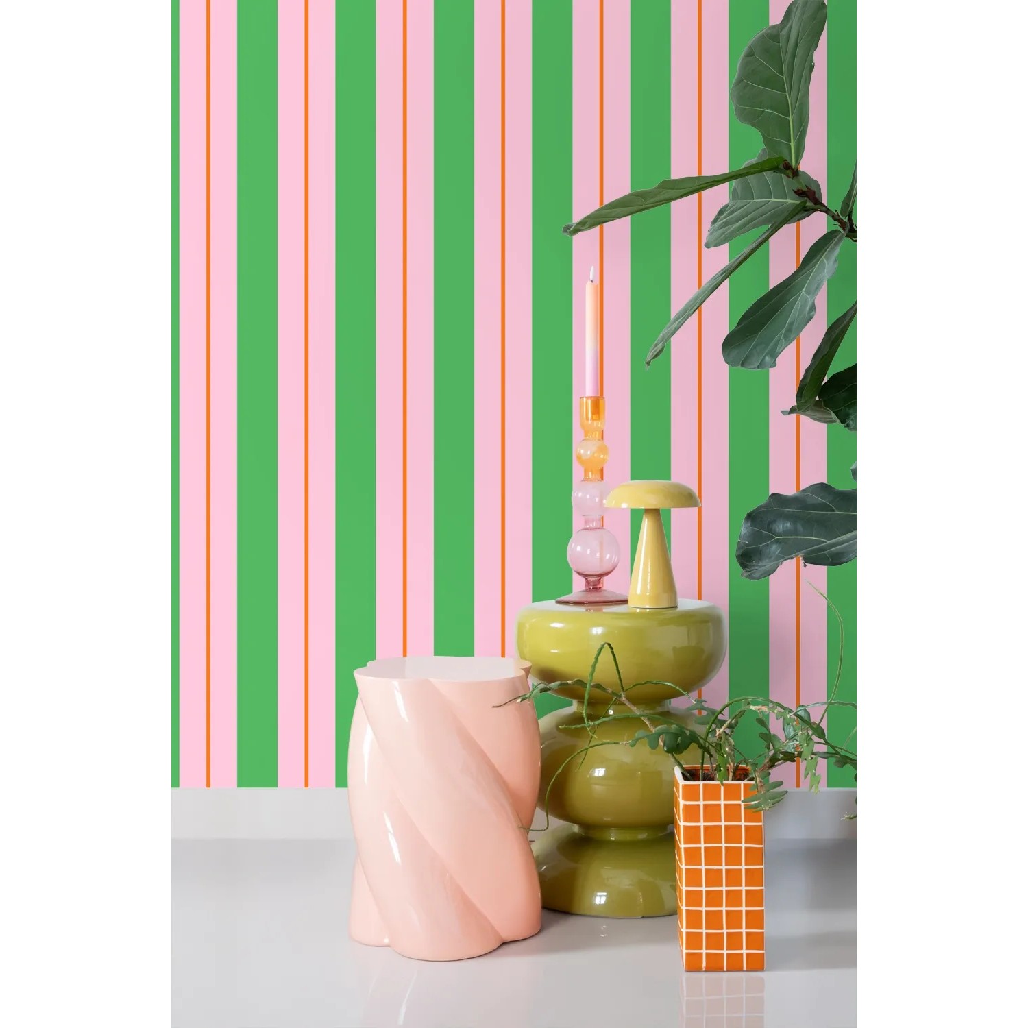 ESTAhome Vliestapete mit grünen und rosa Streifen an einer Wand, umgeben von moderner Dekoration.