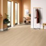 Heller Raum mit Egger NatureSense Aqua Laminat Eiche Victoria Natur als Bodenbelag.