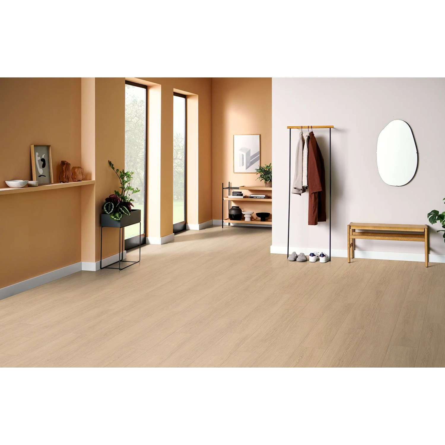 Heller Raum mit Egger NatureSense Aqua Laminat Eiche Victoria Natur als Bodenbelag.