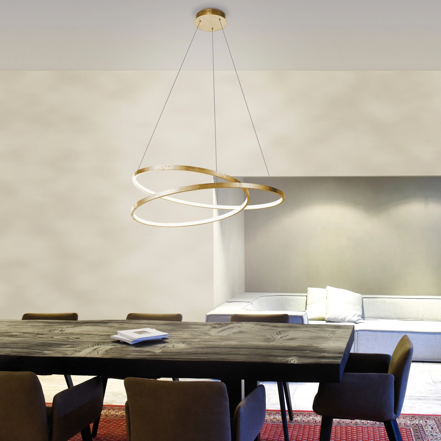 Moderne LED-Pendelleuchte Roman Gold (Ø 72 cm) von Paul Neuhaus über Esstisch.
