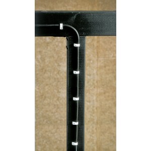 Schwarzes Kabel befestigt mit weißen Nagelschellen (7-11mm) an einer dunklen Holzkonstruktion.