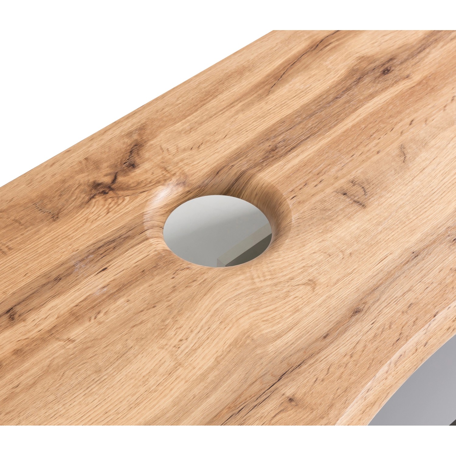 Detailaufnahme: Waschtischplatte in Wotaneiche mit Baumkante und Aussparung für Aufsatzbecken des Held Möbel Trient Badmöbel-Sets.