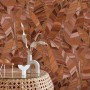 Erismann Vliestapete Elle Decoration 4 Serenade Terracotta mit stilisierten Blättern und goldenen Konturen.