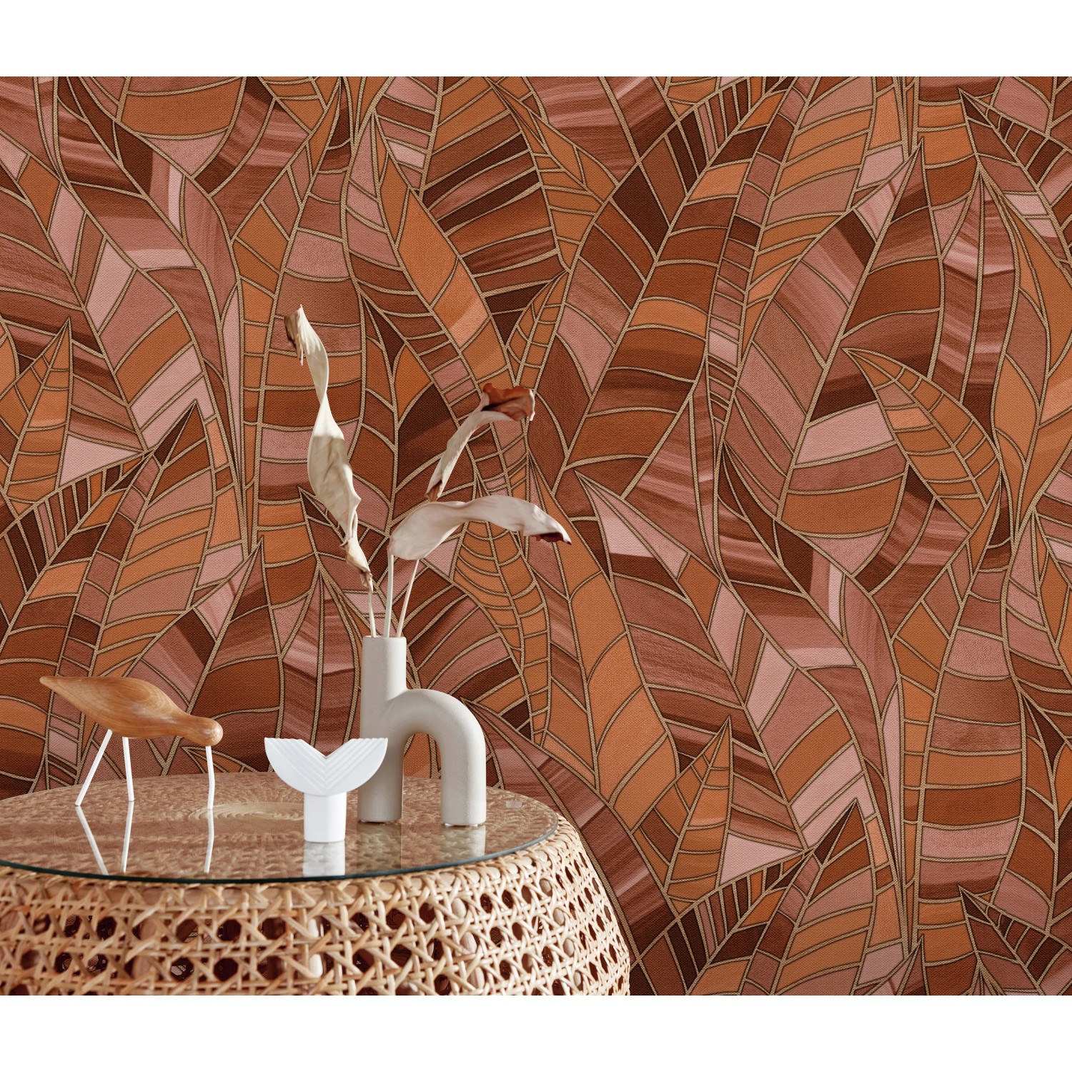 Erismann Vliestapete Elle Decoration 4 Serenade Terracotta mit stilisierten Blättern und goldenen Konturen.