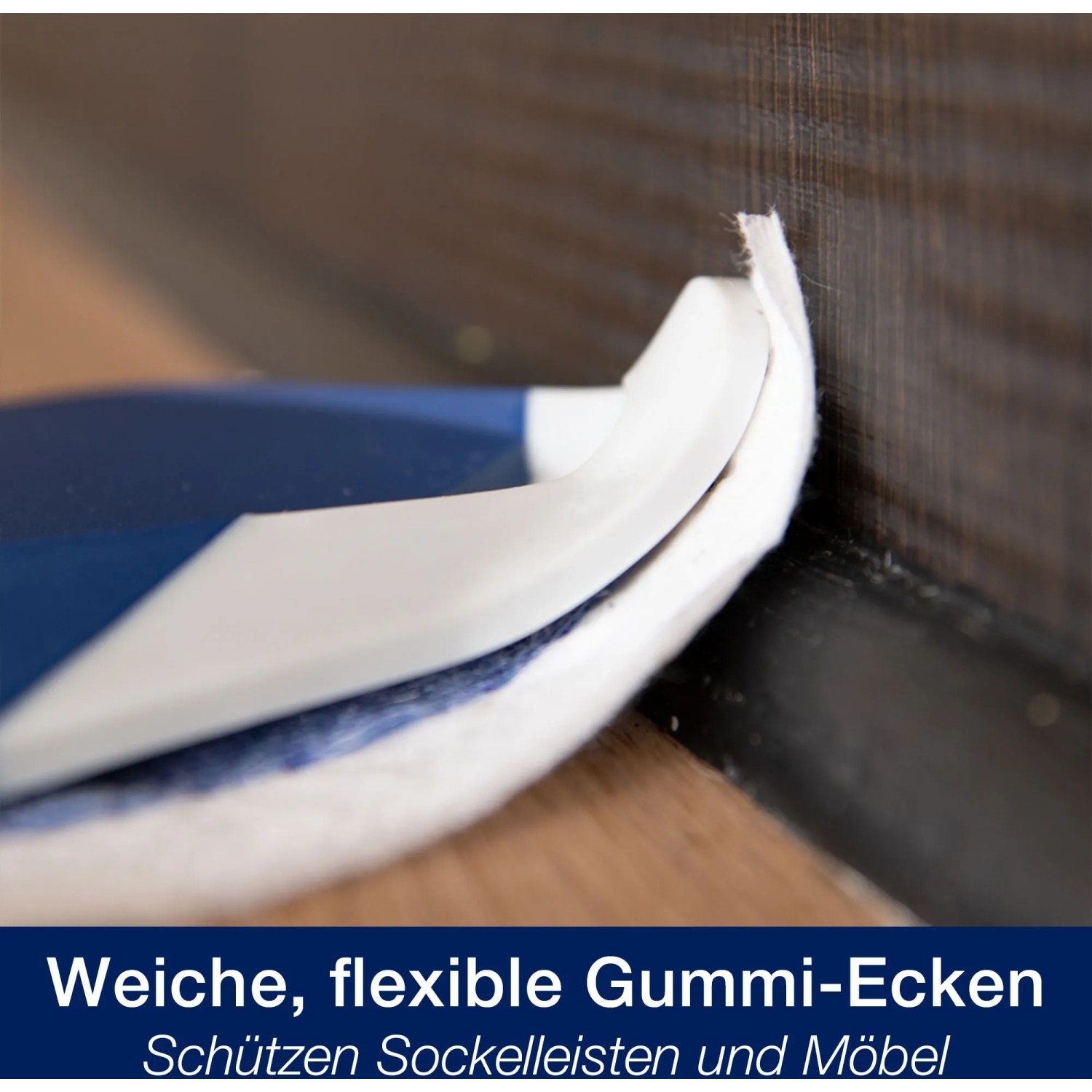 Detailaufnahme des Bona Premium Spray Mop beim Reinigen einer Sockelleiste.