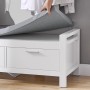 SoBuy Sitzbank FSR74-W mit Stauraum und Schubladen, weißes MDF, Sitzkissen wird angehoben.
