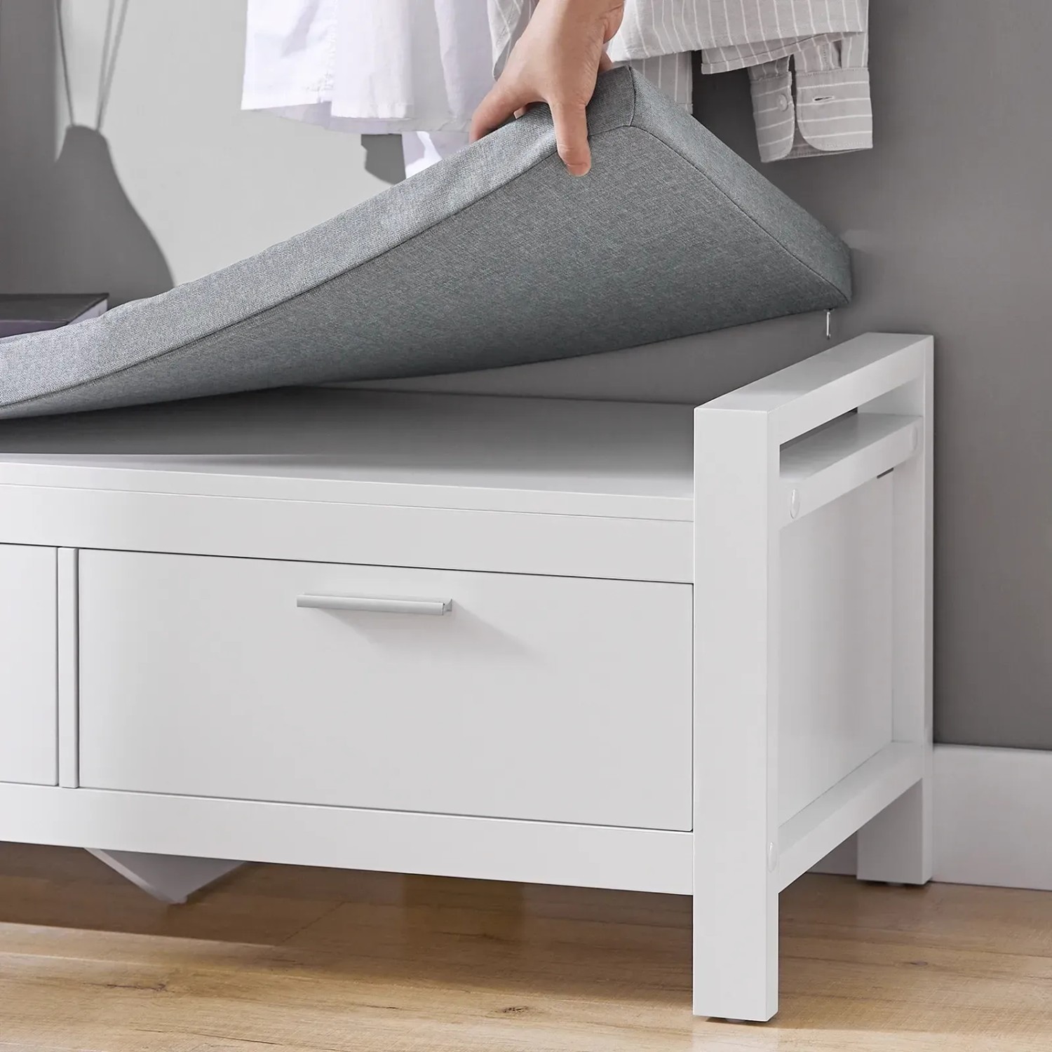 SoBuy Sitzbank FSR74-W mit Stauraum und Schubladen, weißes MDF, Sitzkissen wird angehoben.