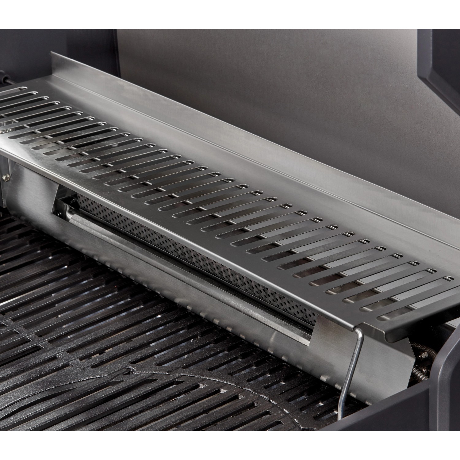 Detailaufnahme des Enders Gasgrill Monroe Pro 4 SIK Turbo Heckbrenners mit Grillrost.