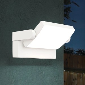 Orion LED Außen Wandleuchte, weiß, mit schwenkbarem Kopf an dunkler Wand. Helles Licht für Garten und Terrasse.