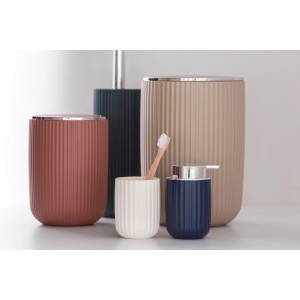 Agropoli Bad-Accessoires Set: Kosmetikeimer, Seifenspender, Zahnputzbecher und WC-Garnitur in verschiedenen Farben.